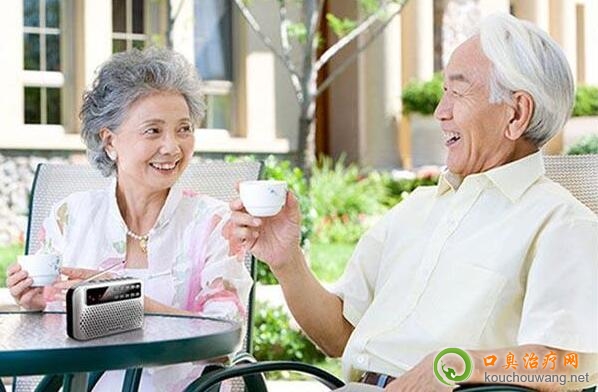 老年人口臭的三個常見原因 老年人口臭的三個常見原因